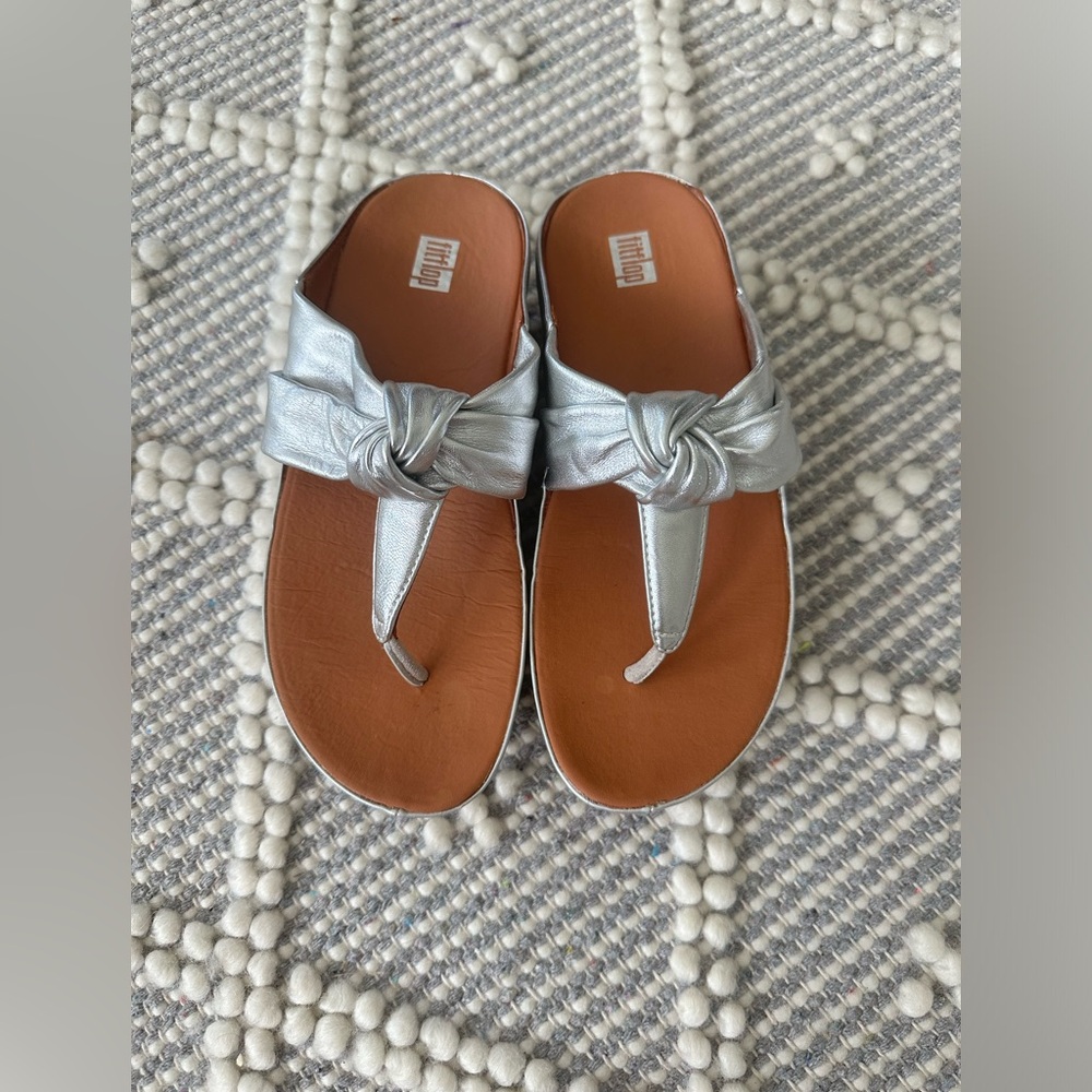 FITFLOP TWIST II KNOT STRAP LEATHER SANDALS SILVER SIZE 7